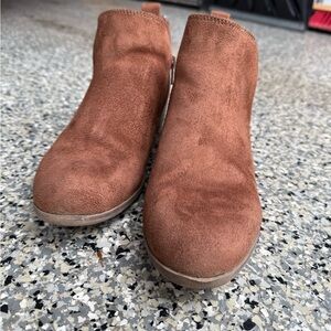 SO Brown Ankle Boots with Suede Material and Rounded Toe